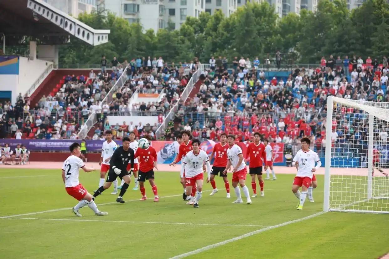 国内足球联赛中重要比赛引发球迷热情