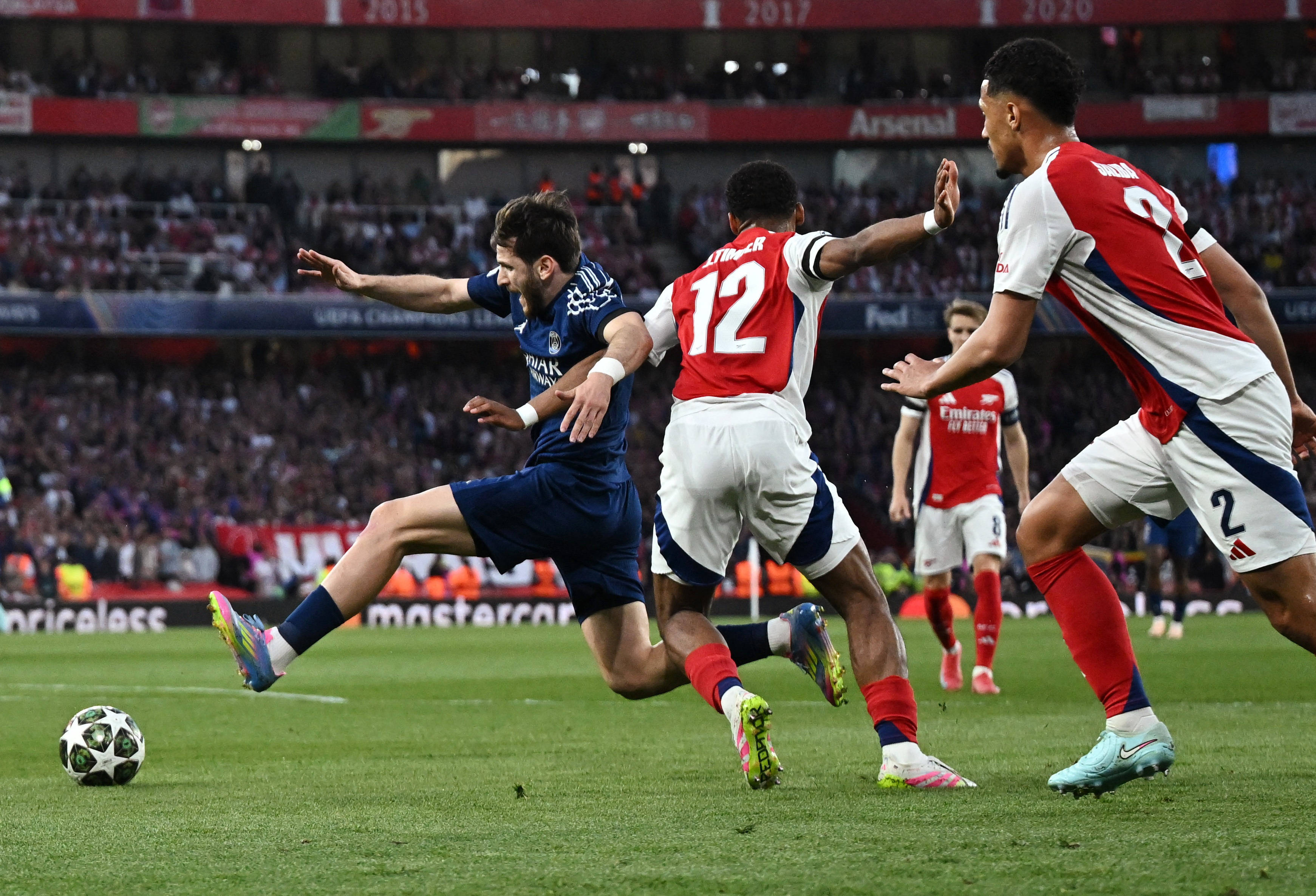 阿森纳遭遇主场失利，双线作战艰难