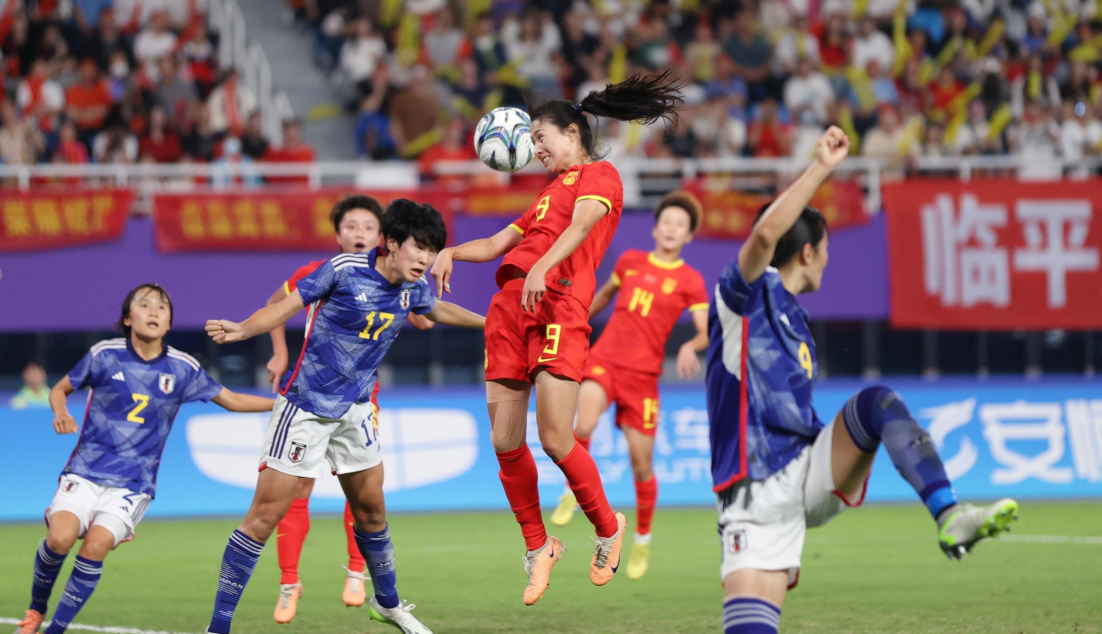 无比激烈的足球比赛，女选手展现出色表现