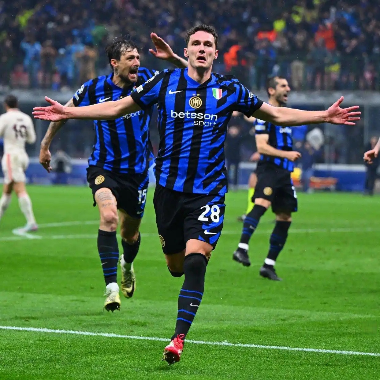 阿贾克斯客场逆转,晋级欧冠四强 阿贾克斯客场逆转,晋级欧冠四强