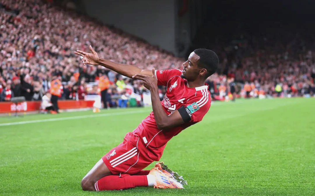 关于利物浦主帅因伤离场，球队助教代替指挥的信息